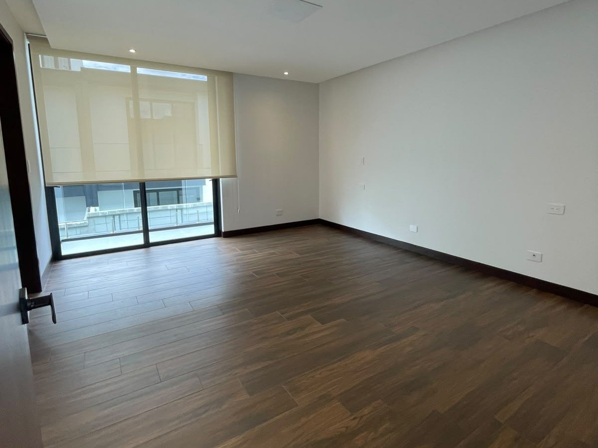 Casa en Renta en Zona 10, 3 habitaciones y hab de servicio