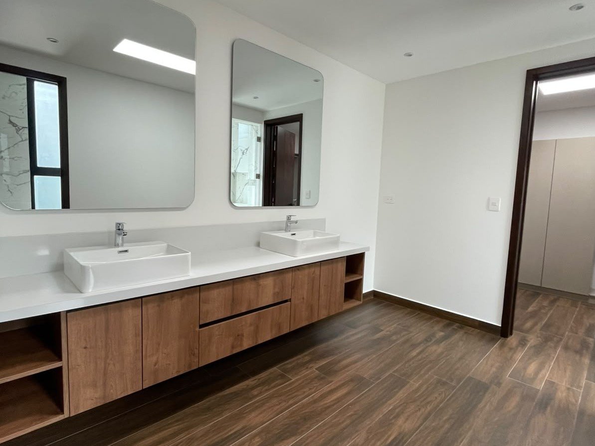 Casa en Renta en Zona 10, 3 habitaciones y hab de servicio