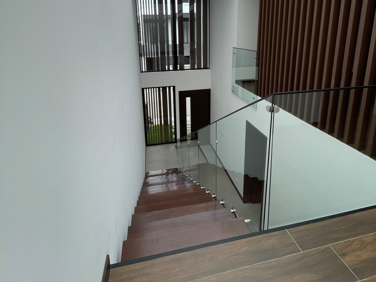 Casa en Renta en Zona 10, 3 habitaciones y hab de servicio