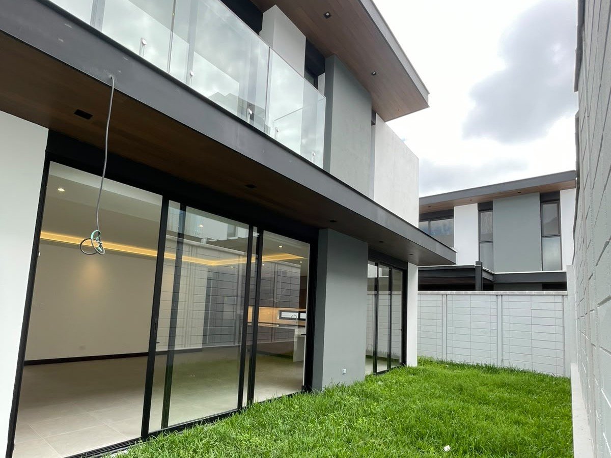 Casa en Renta en Zona 10, 3 habitaciones y hab de servicio