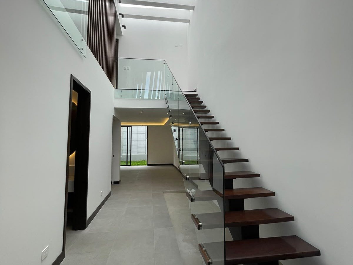 Casa en Renta en Zona 10, 3 habitaciones y hab de servicio
