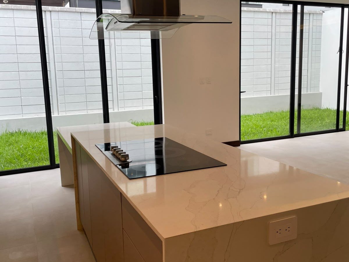 Casa en Renta en Zona 10, 3 habitaciones y hab de servicio