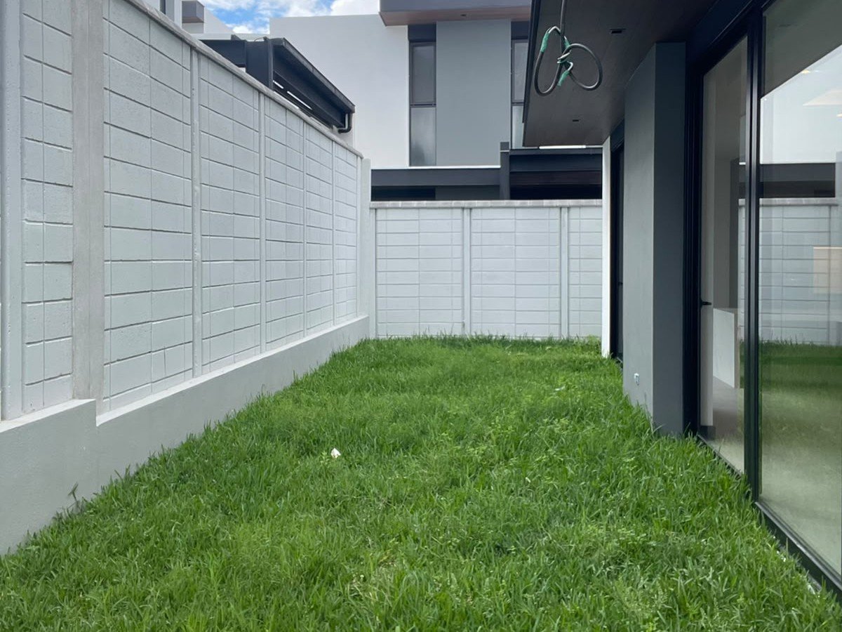 Casa en Renta en Zona 10, 3 habitaciones y hab de servicio
