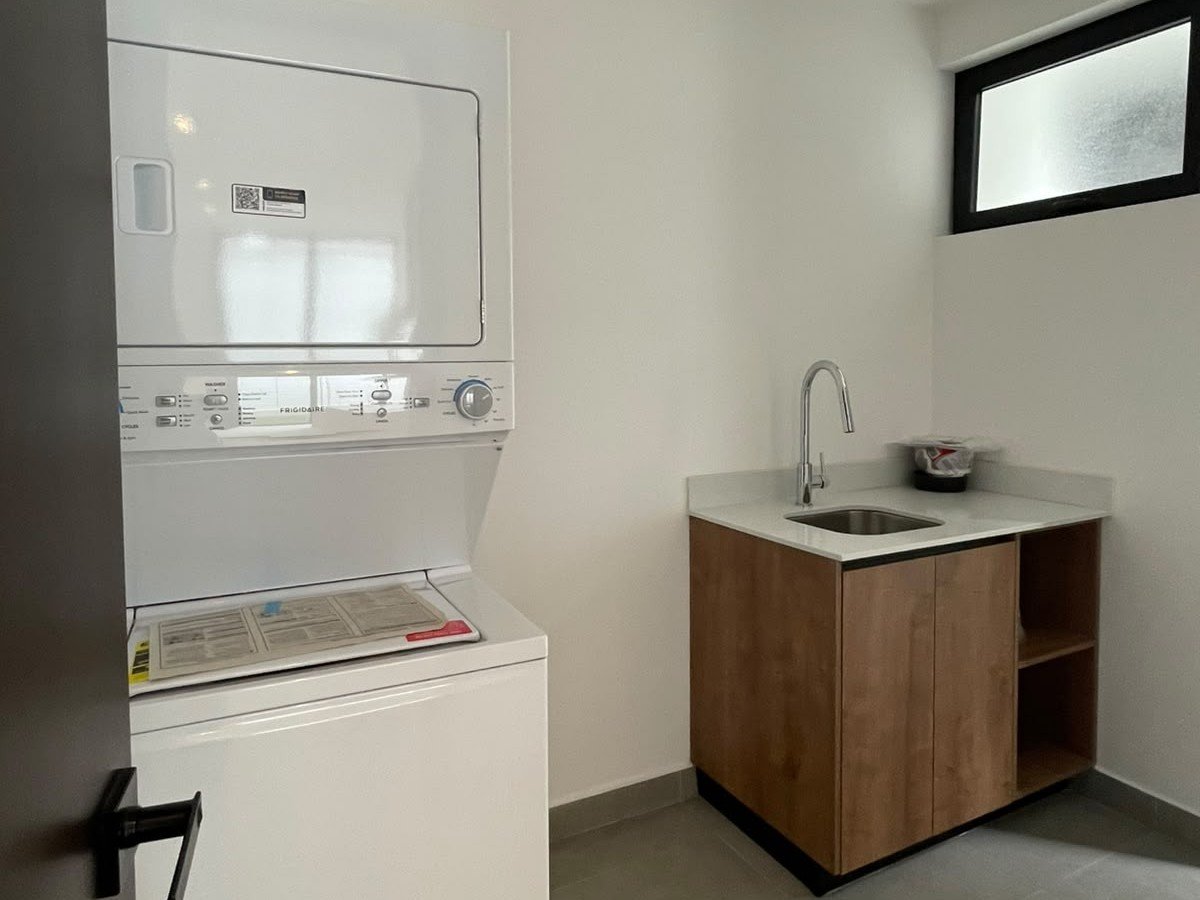 Casa en Renta en Zona 10, 3 habitaciones y hab de servicio