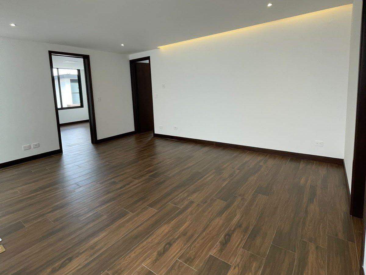 Casa en Renta en Zona 10, 3 habitaciones y hab de servicio