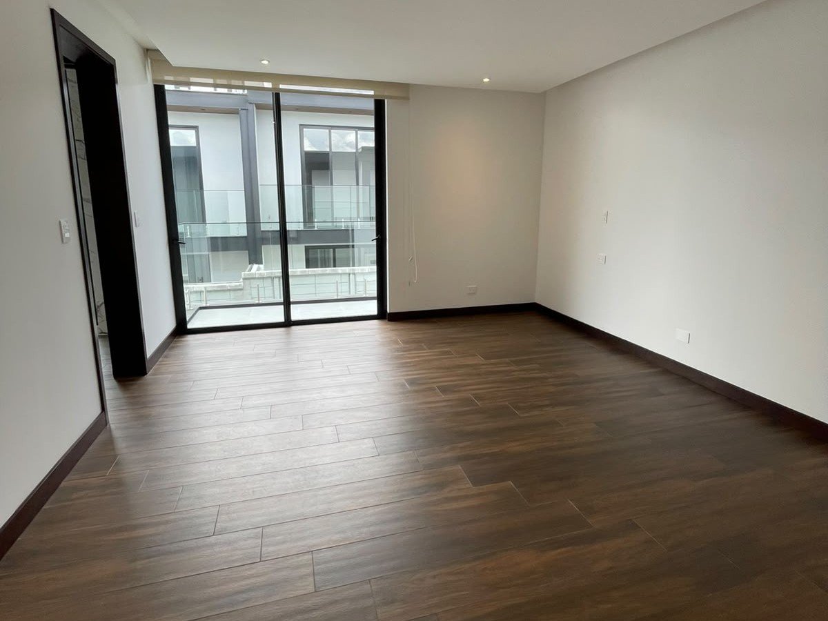 Casa en Renta en Zona 10, 3 habitaciones y hab de servicio