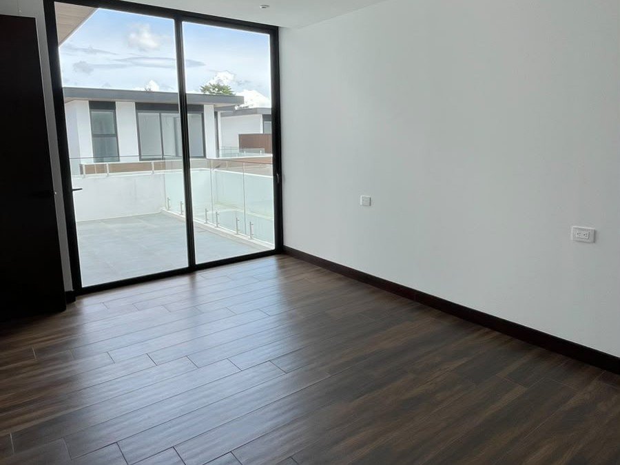 Casa en Renta en Zona 10, 3 habitaciones y hab de servicio