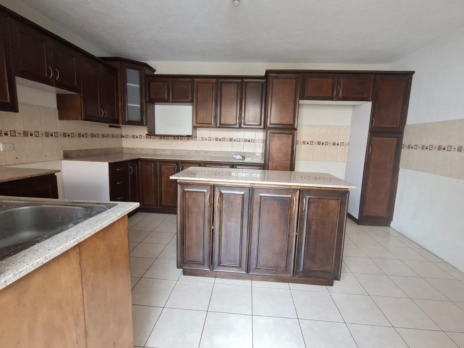 Hermosa Casa en retna en zona 16 – Jardines de San Isidro