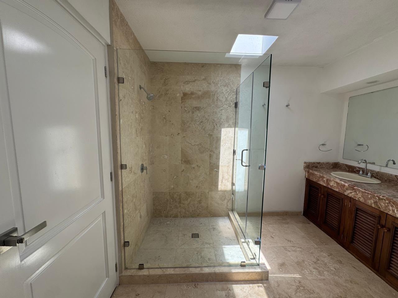 Casa en renta – La Villa, Zona 14 – Residencial o comercial Ref-6105