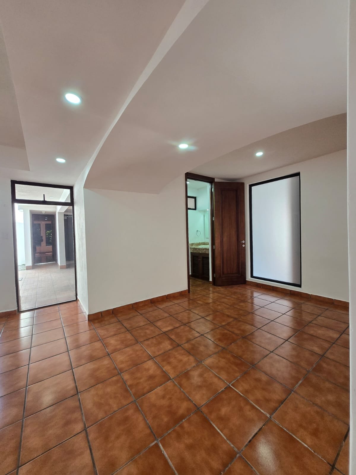 Casa en renta – La Villa, Zona 14 – Residencial o comercial Ref-6105