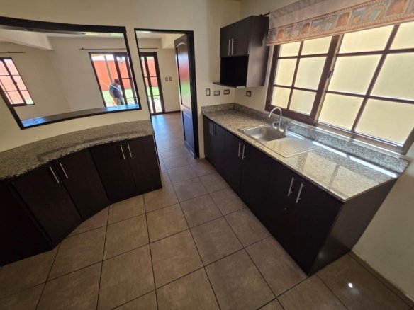 Casa en renta con jardin en zona 16 - cercano al Pulte -