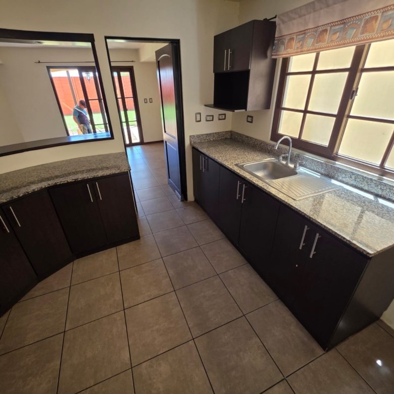 Casa en renta con jardin en zona 16 - cercano al Pulte -