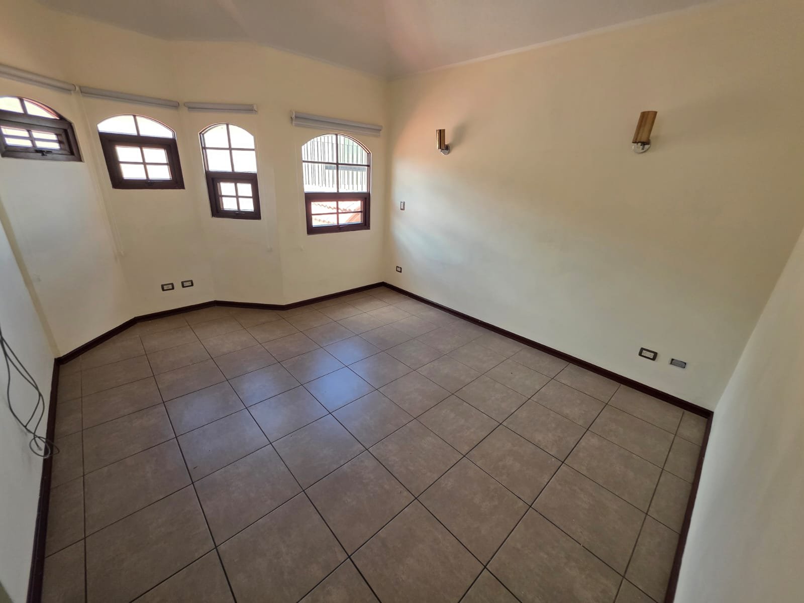 Casa en renta con jardin en zona 16 – cercano al Pulte – Ref-6112