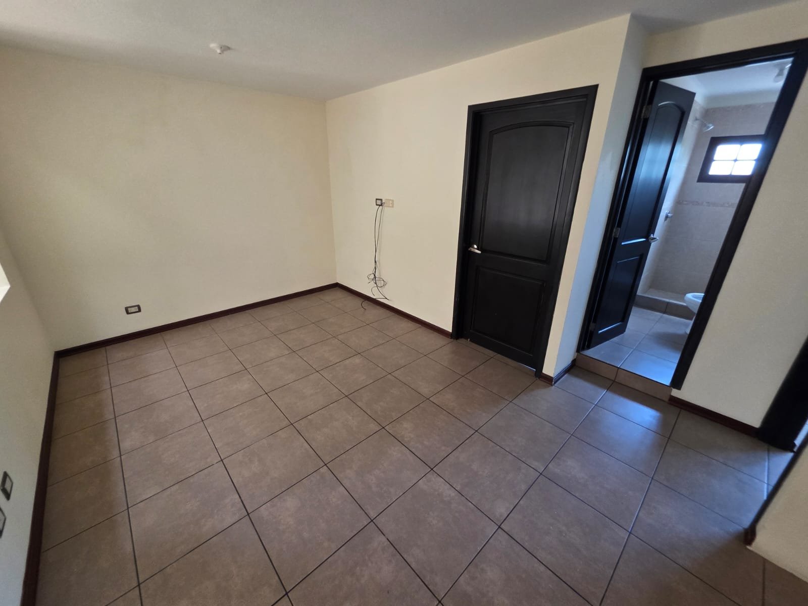 Casa en renta con jardin en zona 16 – cercano al Pulte – Ref-6112