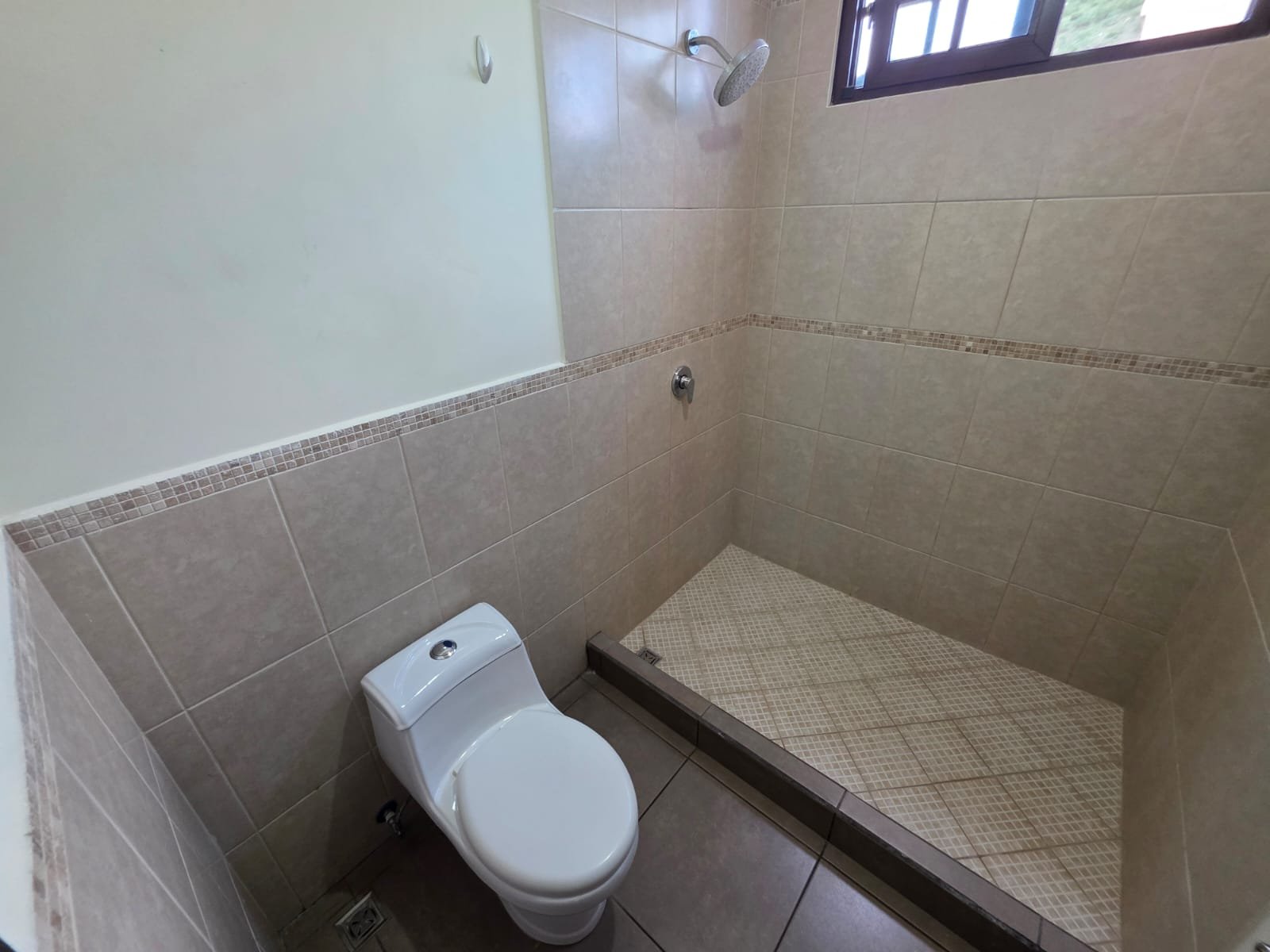 Casa en renta con jardin en zona 16 – cercano al Pulte – Ref-6112