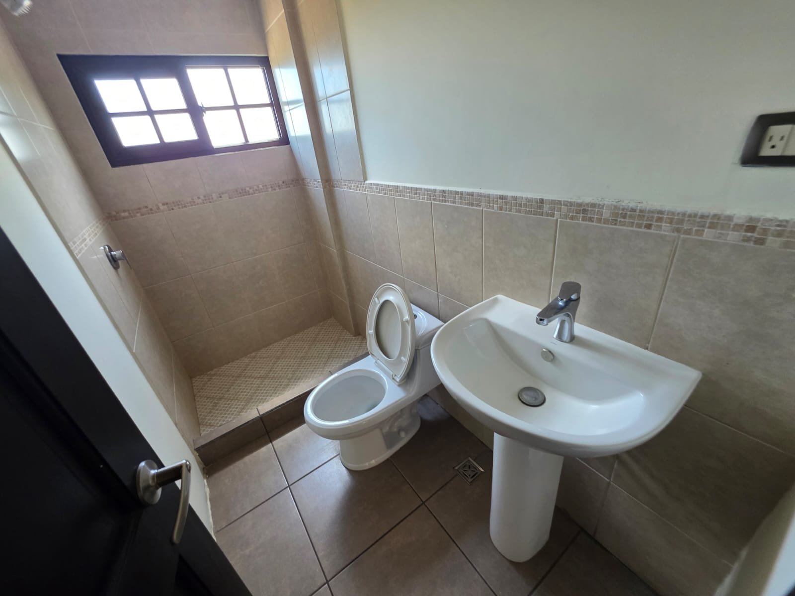 Casa en renta con jardin en zona 16 – cercano al Pulte – Ref-6112