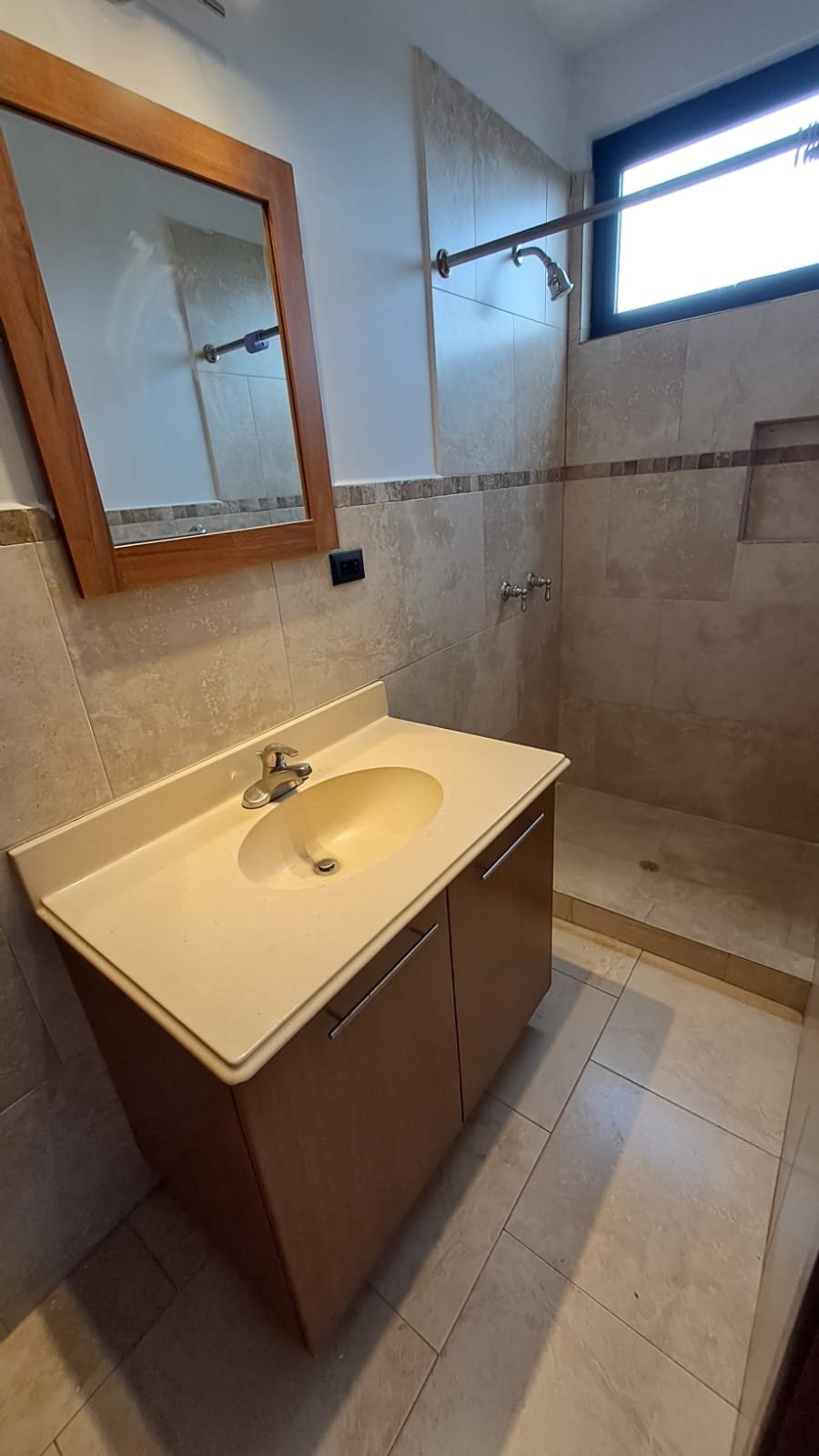 Apartamento en Renta en Oakland Zona 10, 3 habitaciones ref-6124