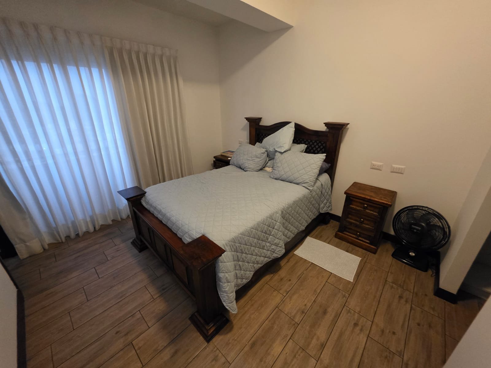 Apartamento en Renta Amueblado en Zona 10, 3 Habitaciones ref-6128