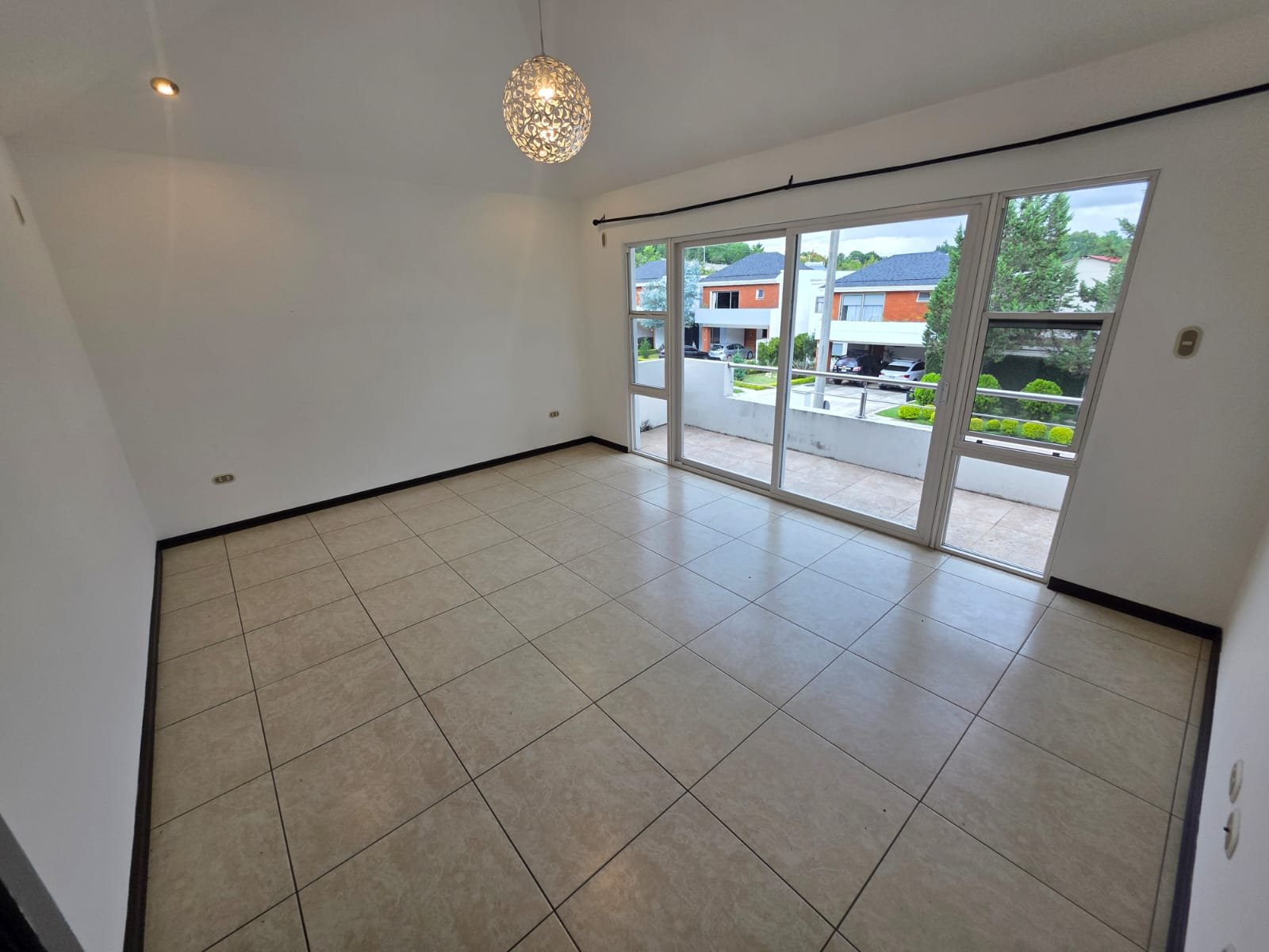 Casa en Renta en La Fontana, Fraijanes, 3 habitaciones ref-6131
