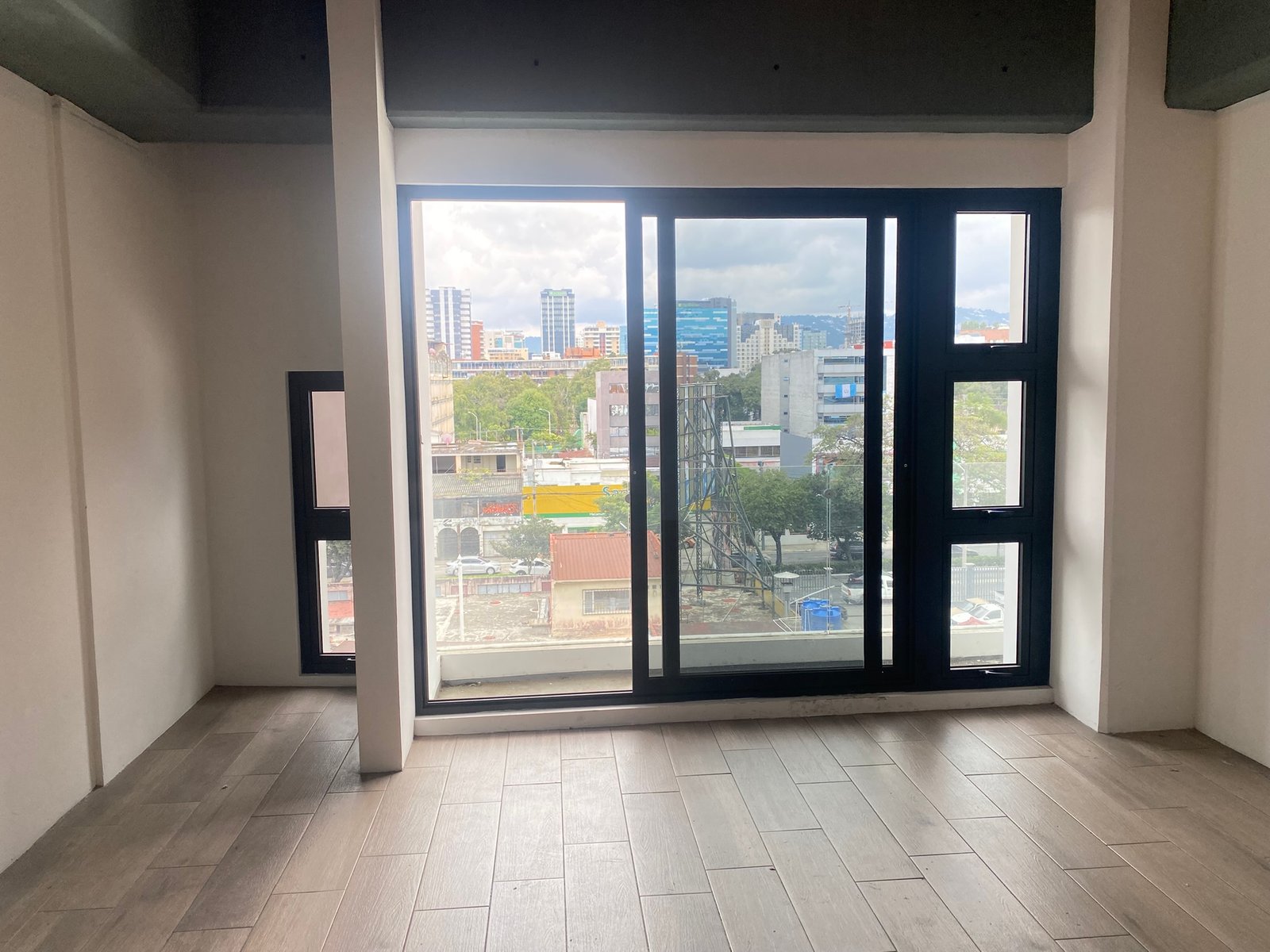 Oficina en Renta en Edificio Ascend, Zona 9 ref-6134