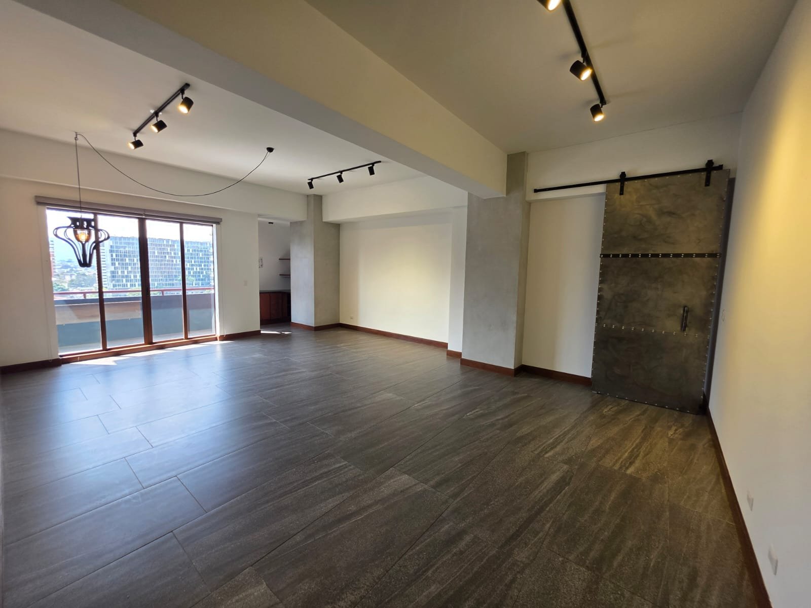 Apartamento amplio en Edificio Salvattore, Zona 10 ref-6158