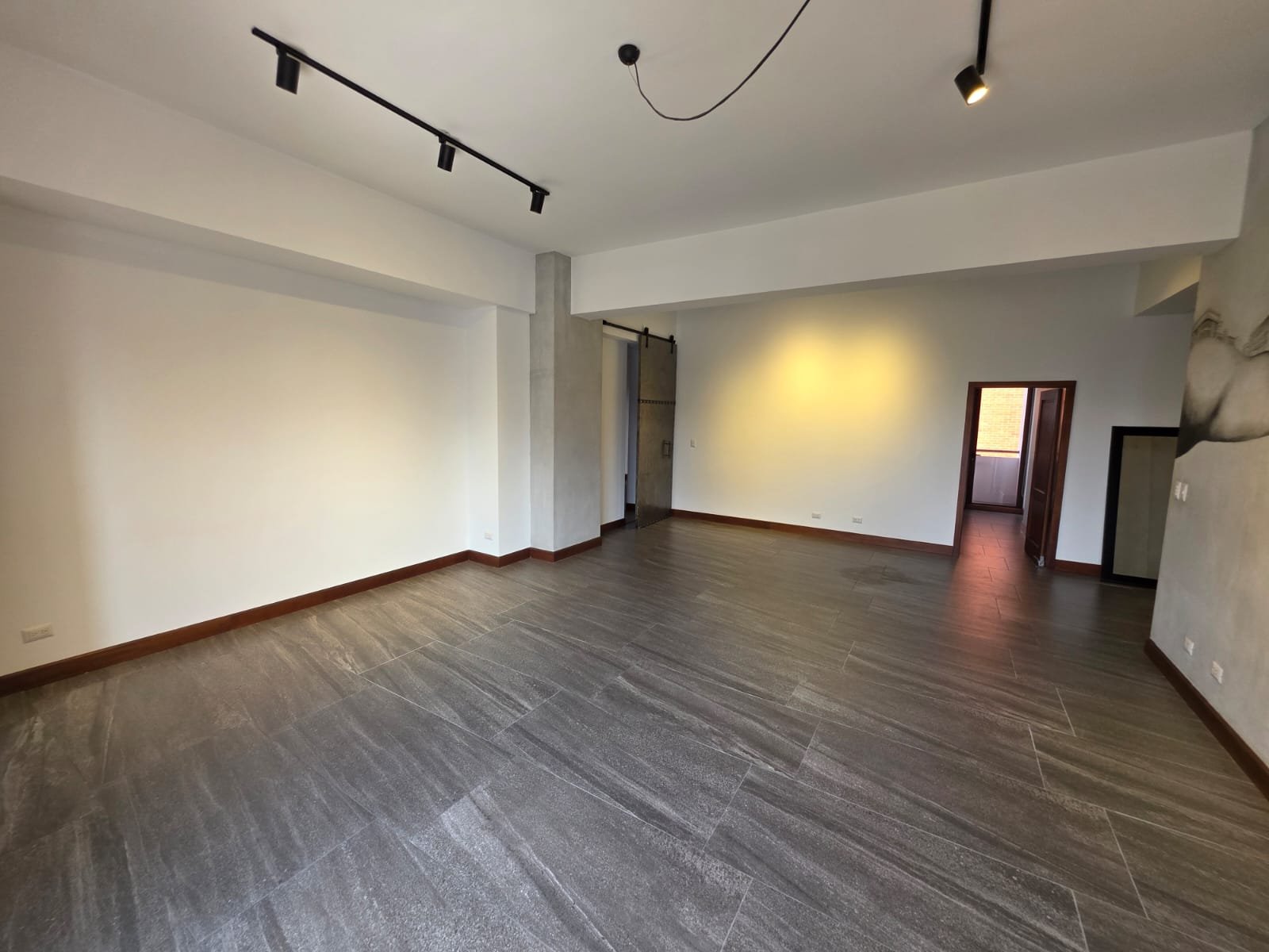 Apartamento amplio en Edificio Salvattore, Zona 10 ref-6158