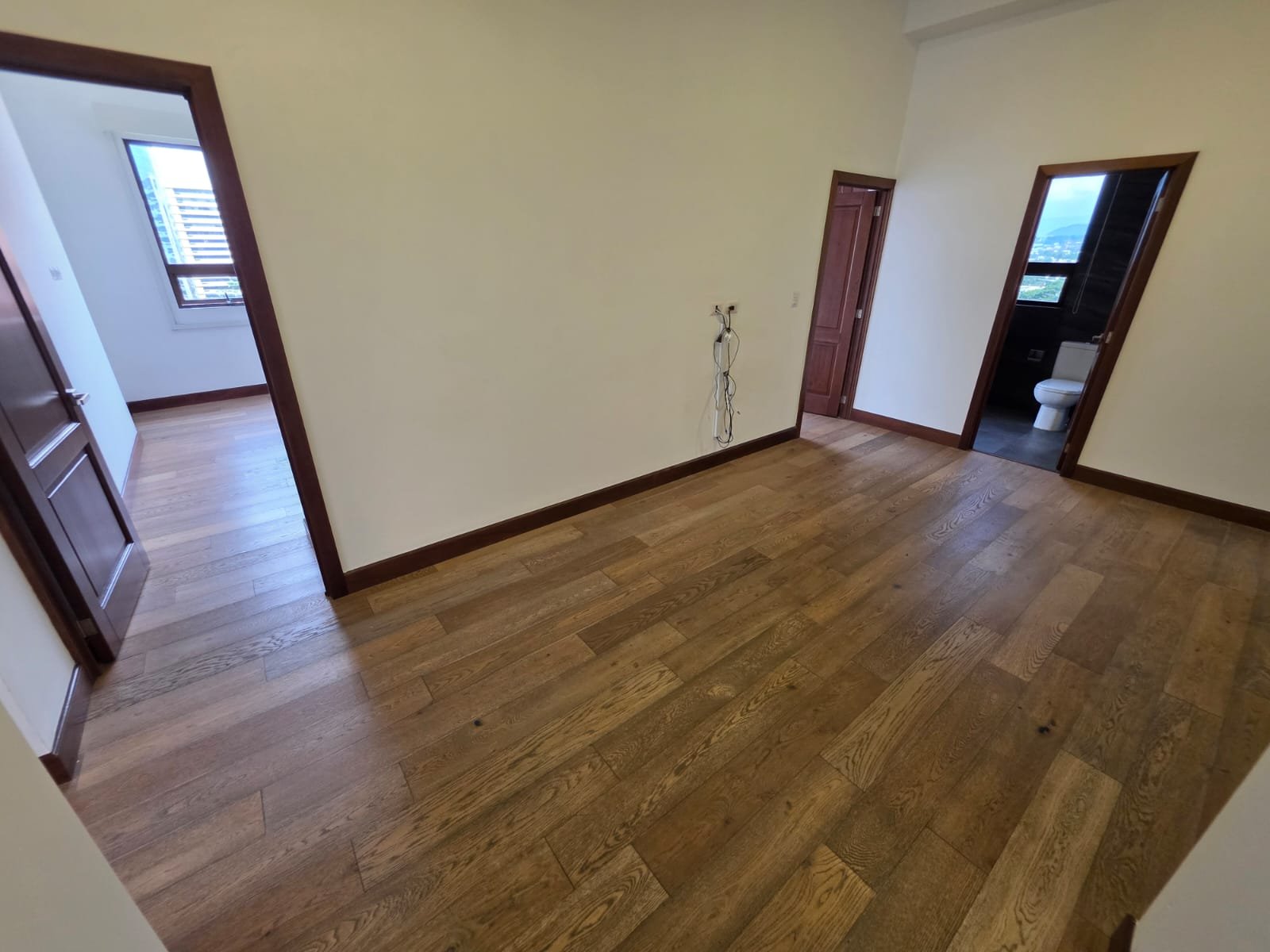 Apartamento amplio en Edificio Salvattore, Zona 10 ref-6158