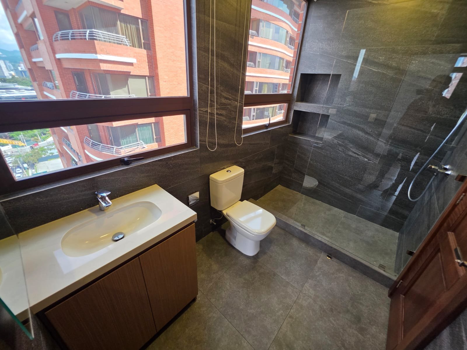 Apartamento amplio en Edificio Salvattore, Zona 10 ref-6158
