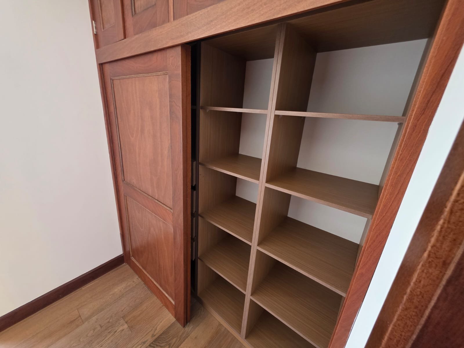 Apartamento amplio en Edificio Salvattore, Zona 10 ref-6158