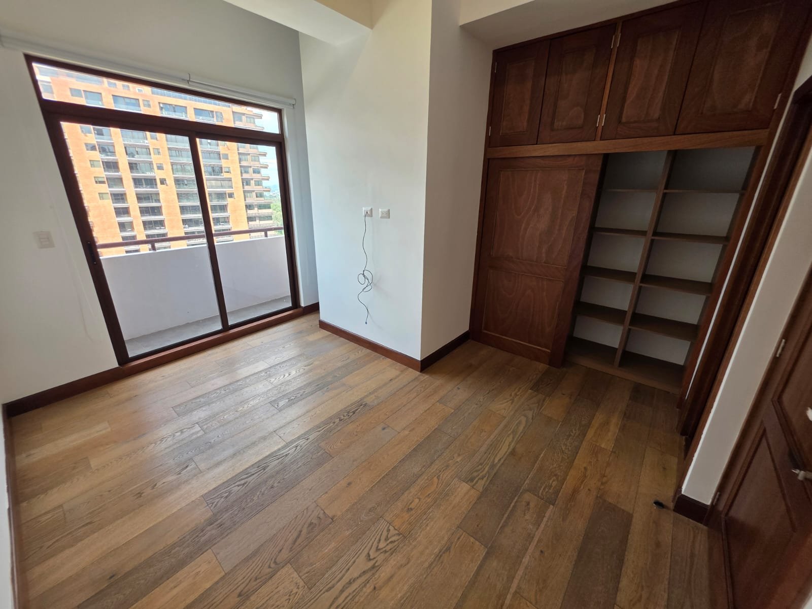 Apartamento amplio en Edificio Salvattore, Zona 10 ref-6158