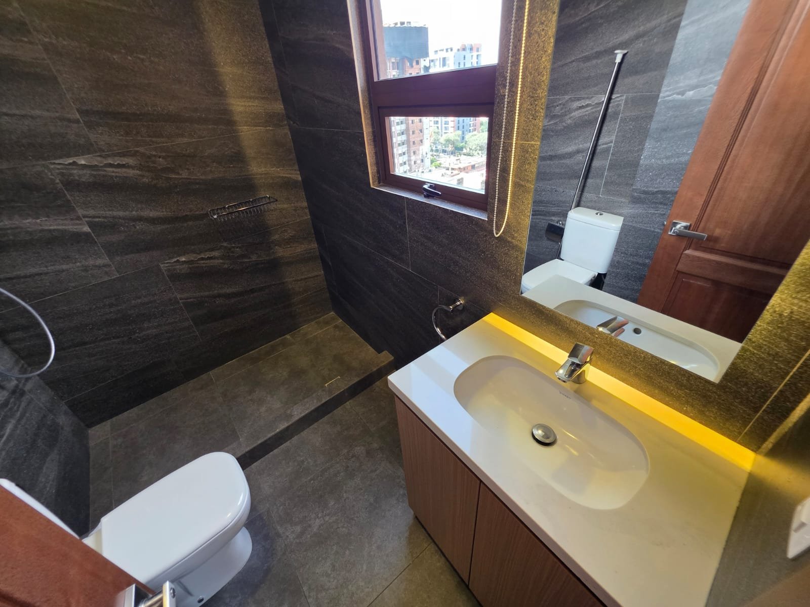 Apartamento amplio en Edificio Salvattore, Zona 10 ref-6158
