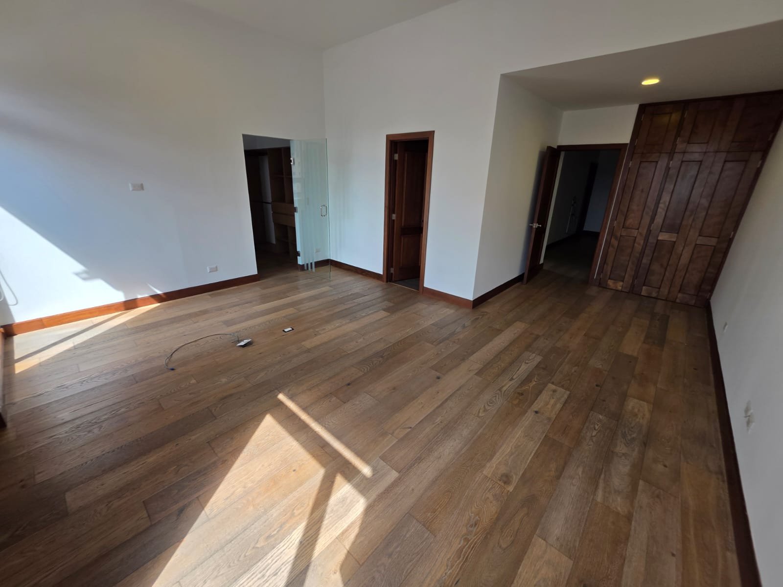 Apartamento amplio en Edificio Salvattore, Zona 10 ref-6158