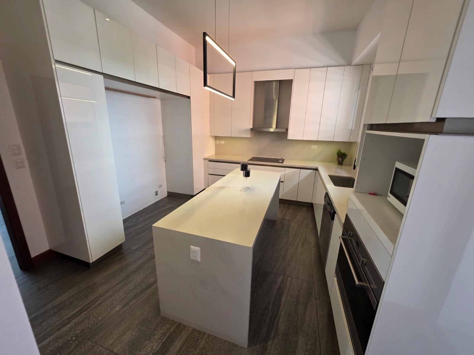 Apartamento amplio en Edificio Salvattore, Zona 10 ref-6158