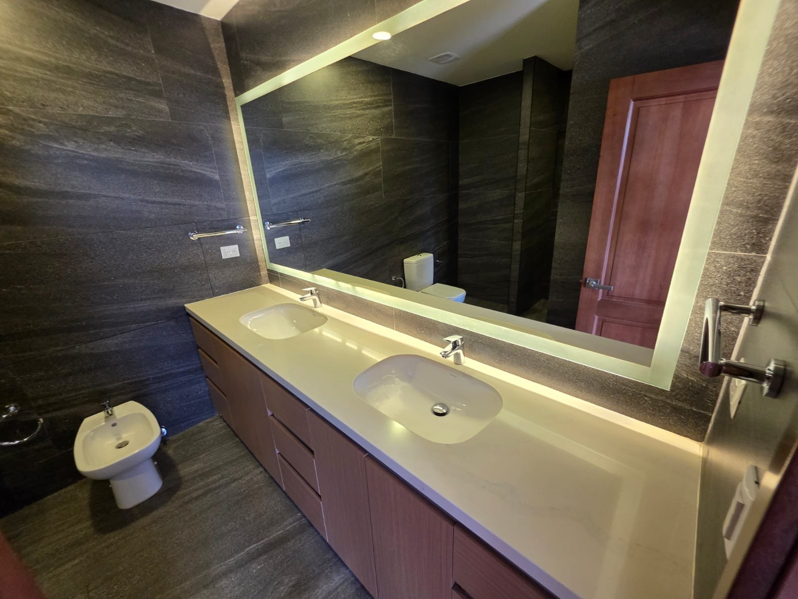 Apartamento amplio en Edificio Salvattore, Zona 10 ref-6158