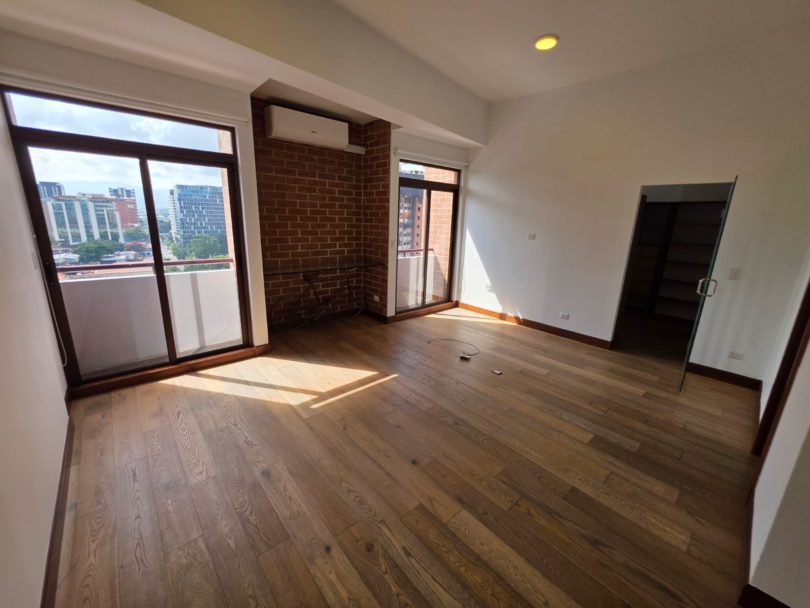 Apartamento amplio en Edificio Salvattore, Zona 10 ref-6158