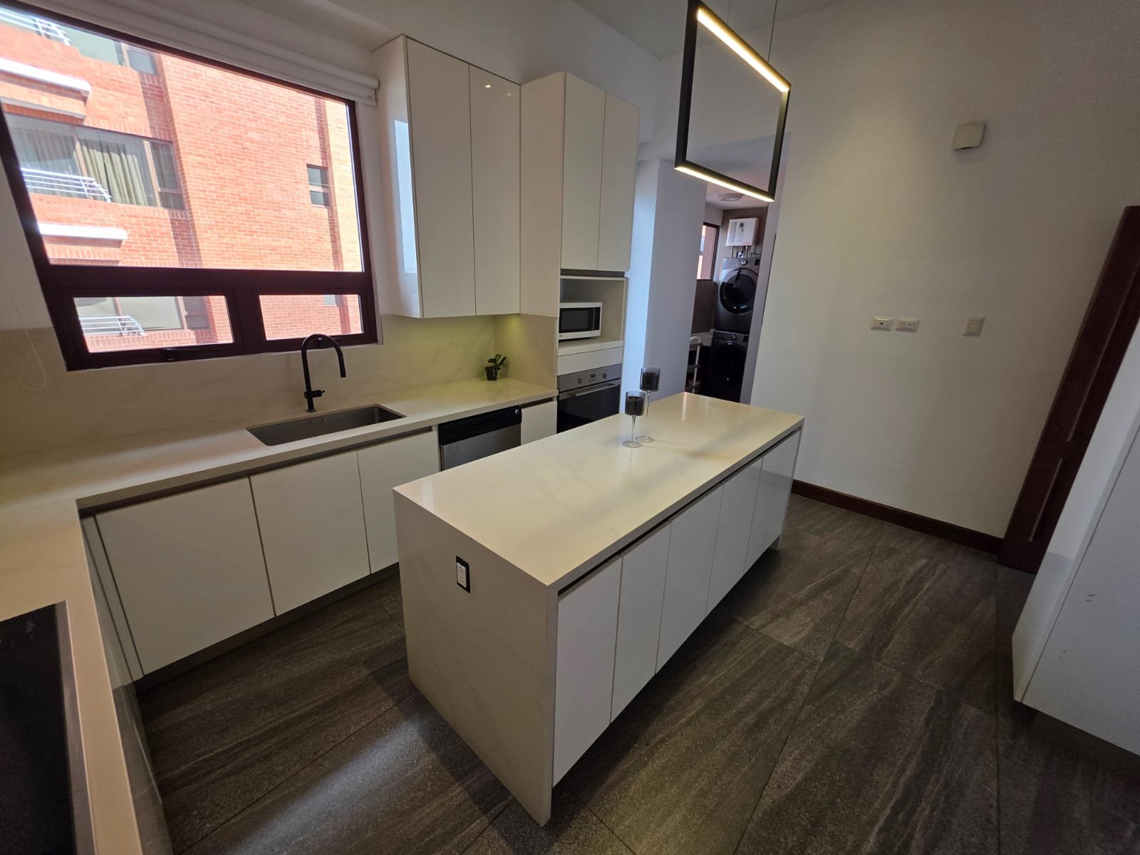 Apartamento amplio en Edificio Salvattore, Zona 10 ref-6158