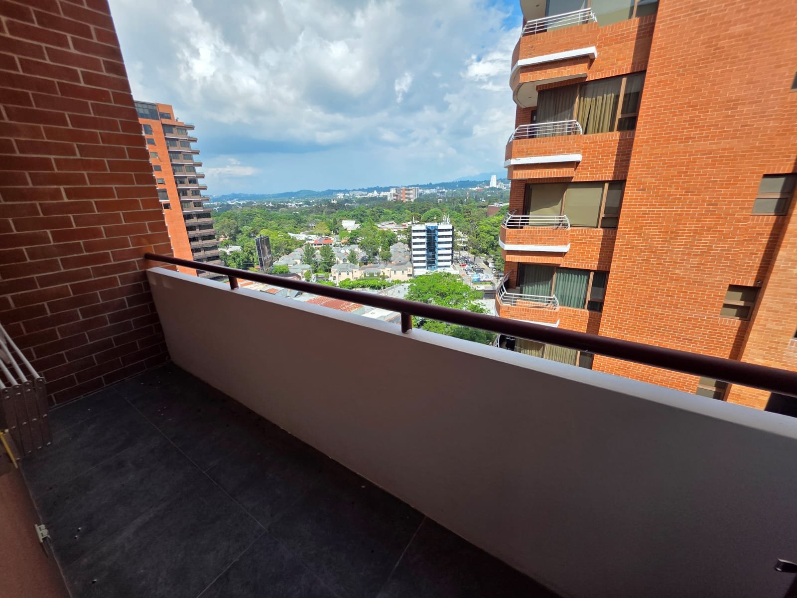 Apartamento amplio en Edificio Salvattore, Zona 10 ref-6158