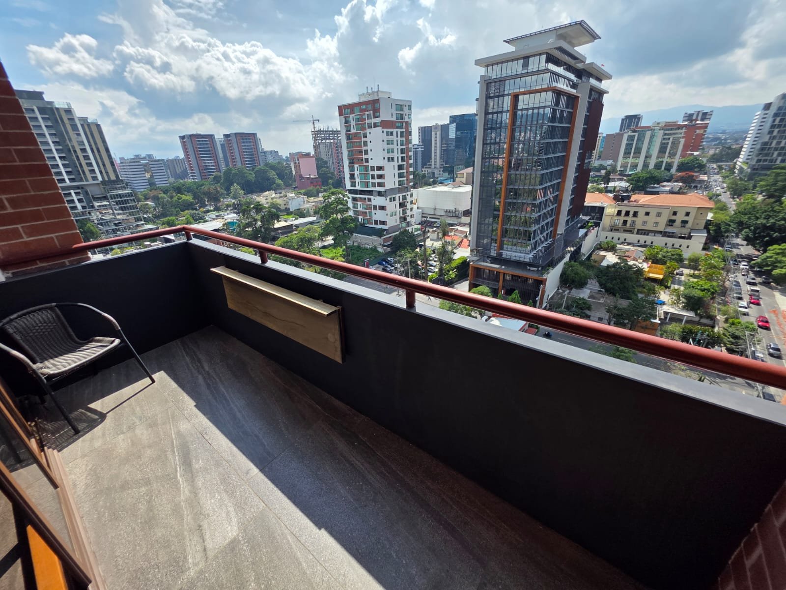 Apartamento amplio en Edificio Salvattore, Zona 10 ref-6158