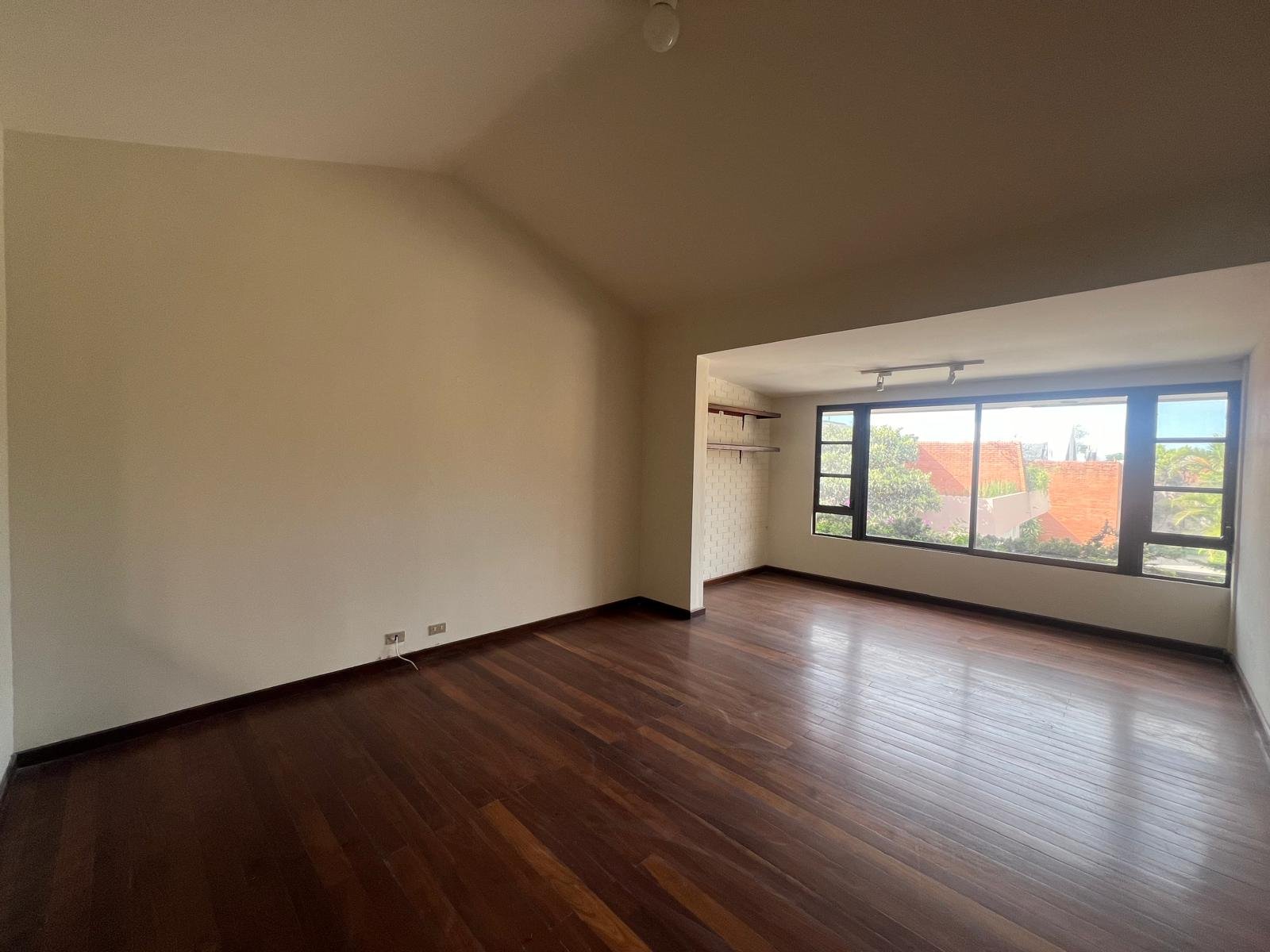 Amplia Casa con Jardín en Oakland, Zona 10 ref-6165