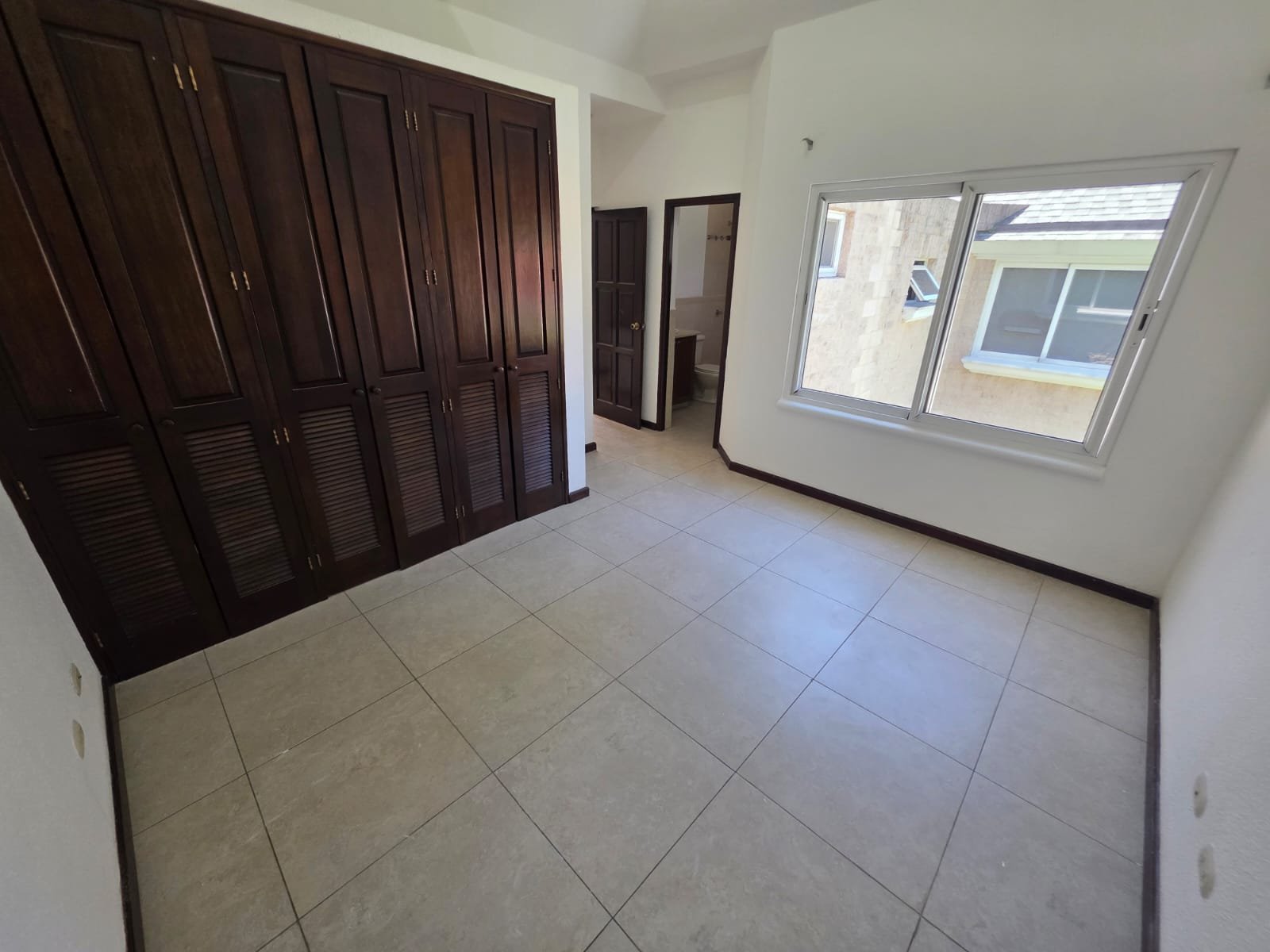 Amplia Casa en Renta en Zona 10 ref-6170
