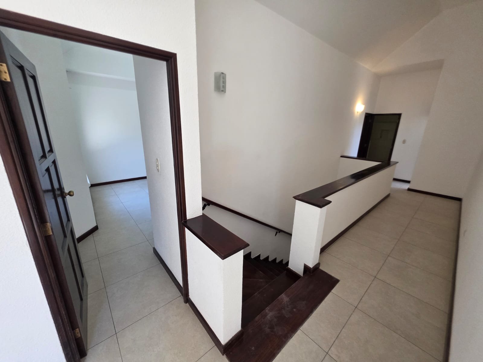 Amplia Casa en Renta en Zona 10 ref-6170