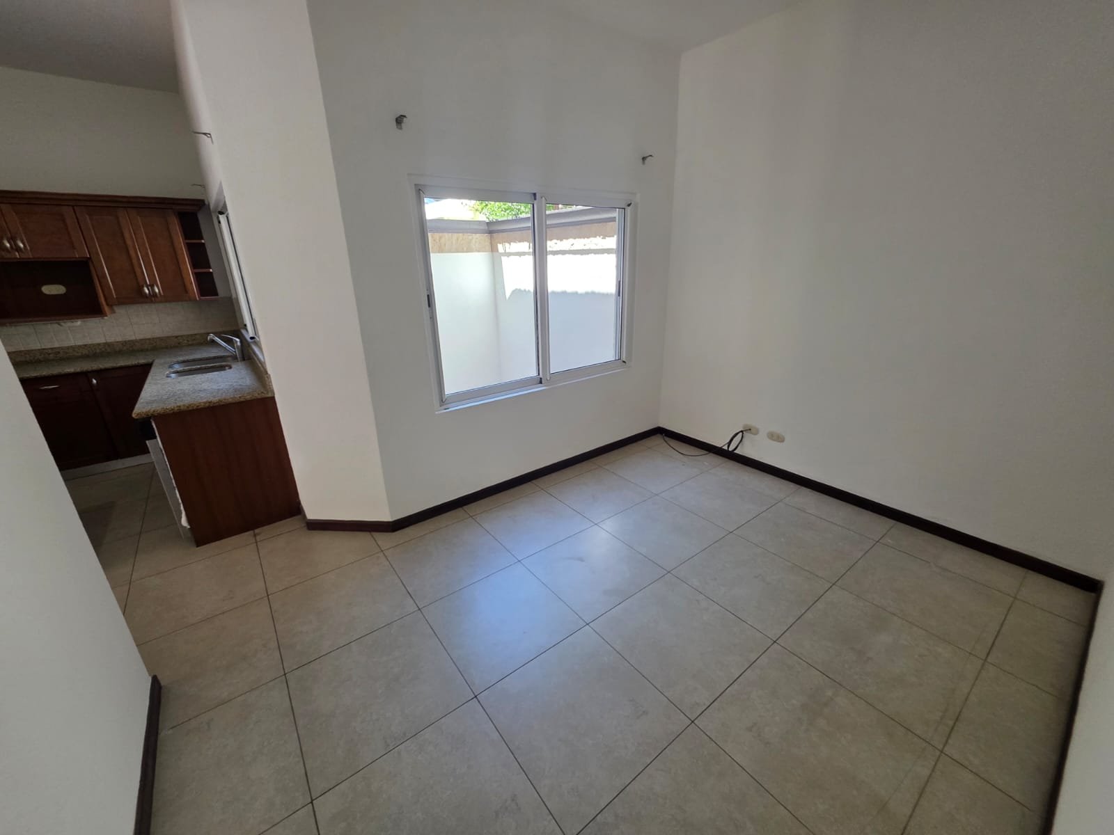 Amplia Casa en Renta en Zona 10 ref-6170