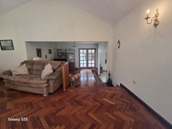 Casa con Jardín en Zona 6 de Mixco